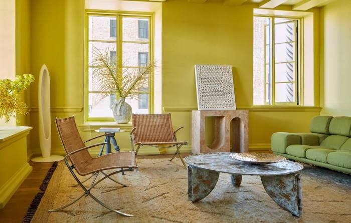 How to decorate an apartment with yellow walls